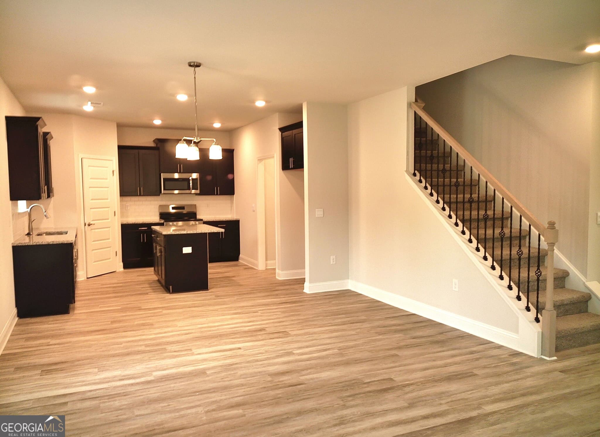 4 bedroom, 2.5 bathroom, 2,307 sq ft single family residence for sale at 1121 Barrington Place Way, Macon, GA 31220 — photo 3