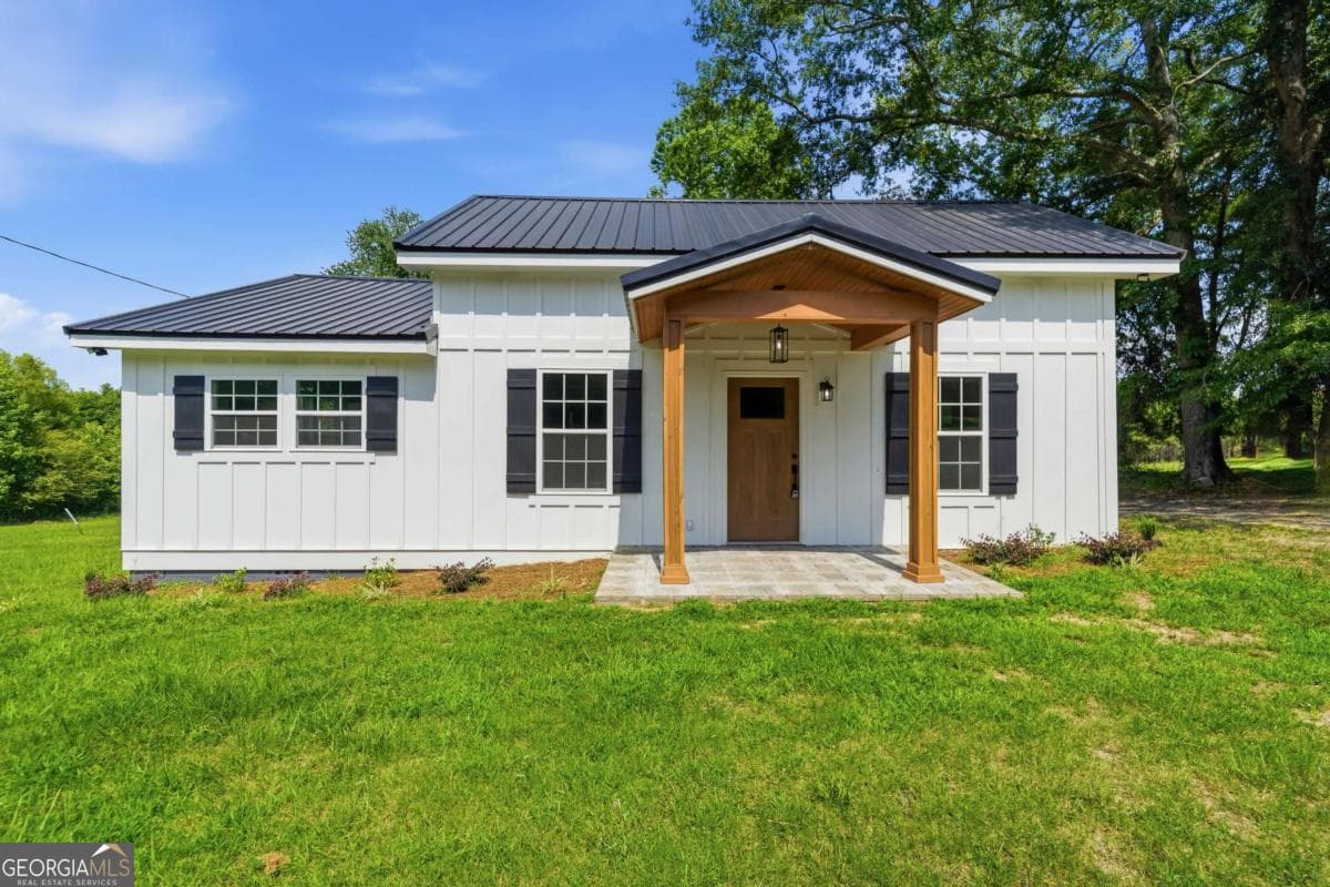 2 bedroom, 2 bathroom, 1,380 sq ft single family residence for sale at 203 Main Street, Toomsboro, GA 31090 — photo 2