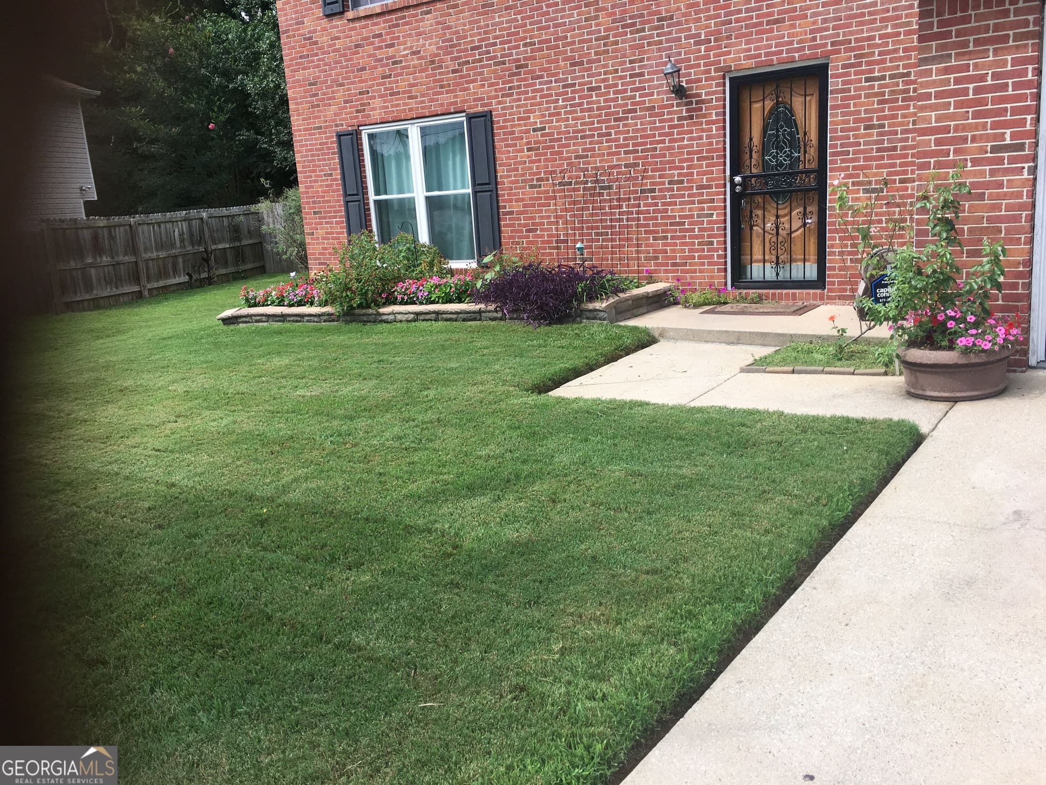 3 bedroom, 3 bathroom, 1,960 sq ft single family residence for sale at 3072 Aberdeen Way, Lithonia, GA 30038 — photo 2