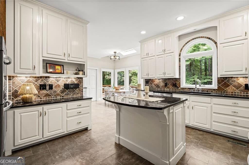5 bedroom, 3.5 bathroom, 4,673 sq ft single family residence for sale at 4692 Monticello Circle, Marietta, GA 30066 — photo 5
