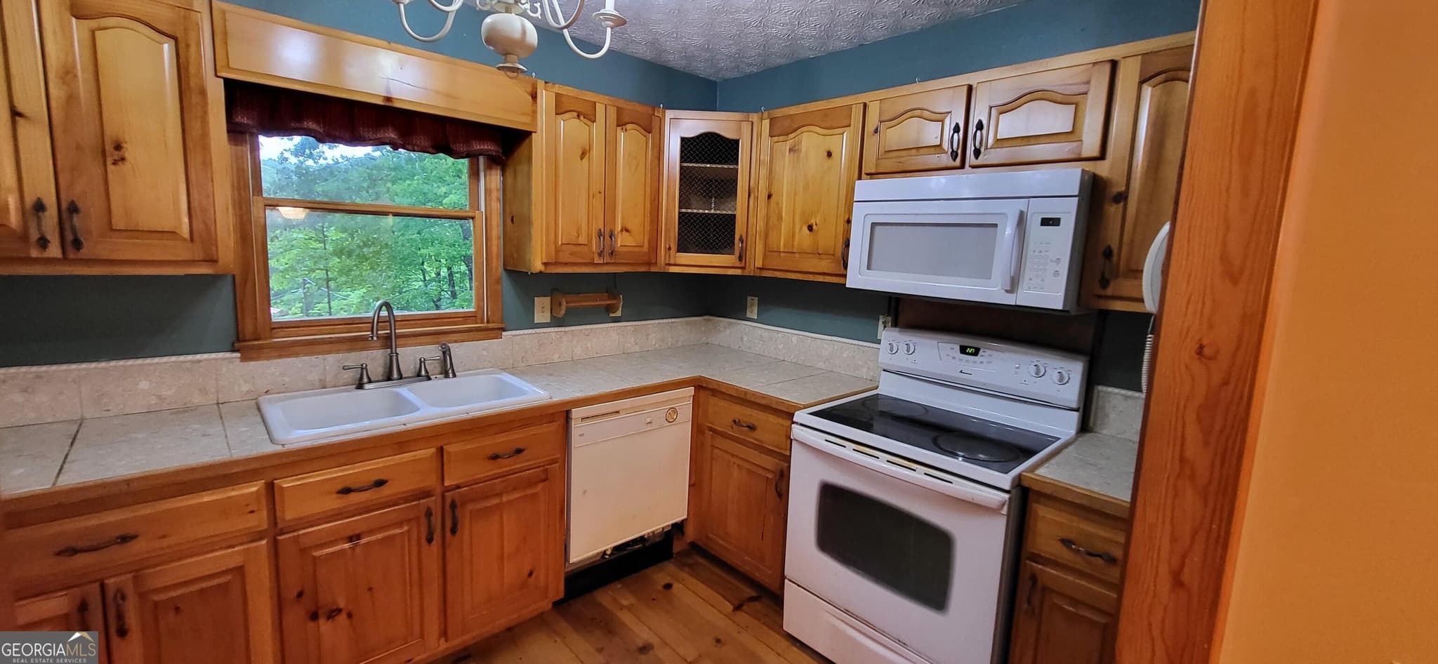 3 bedroom, 3 bathroom, 2,366 sq ft single family residence for sale at 278 N Lake Drive, Ellijay, GA 30536 — photo 3