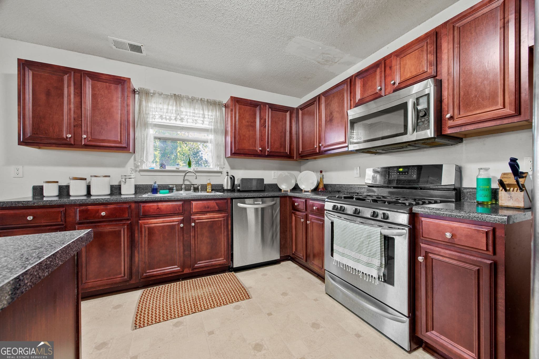 6 bedroom, 3 bathroom, 3,584 sq ft single family residence for sale at 407 Grier Drive, Locust Grove, GA 30248 — photo 6