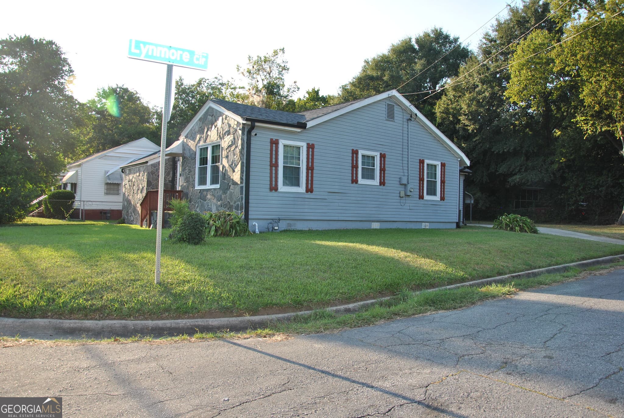 3 bedroom, 2 bathroom, 1,520 sq ft single family residence for sale at 579 Lynmore Avenue, Macon, GA 31206 — photo 3
