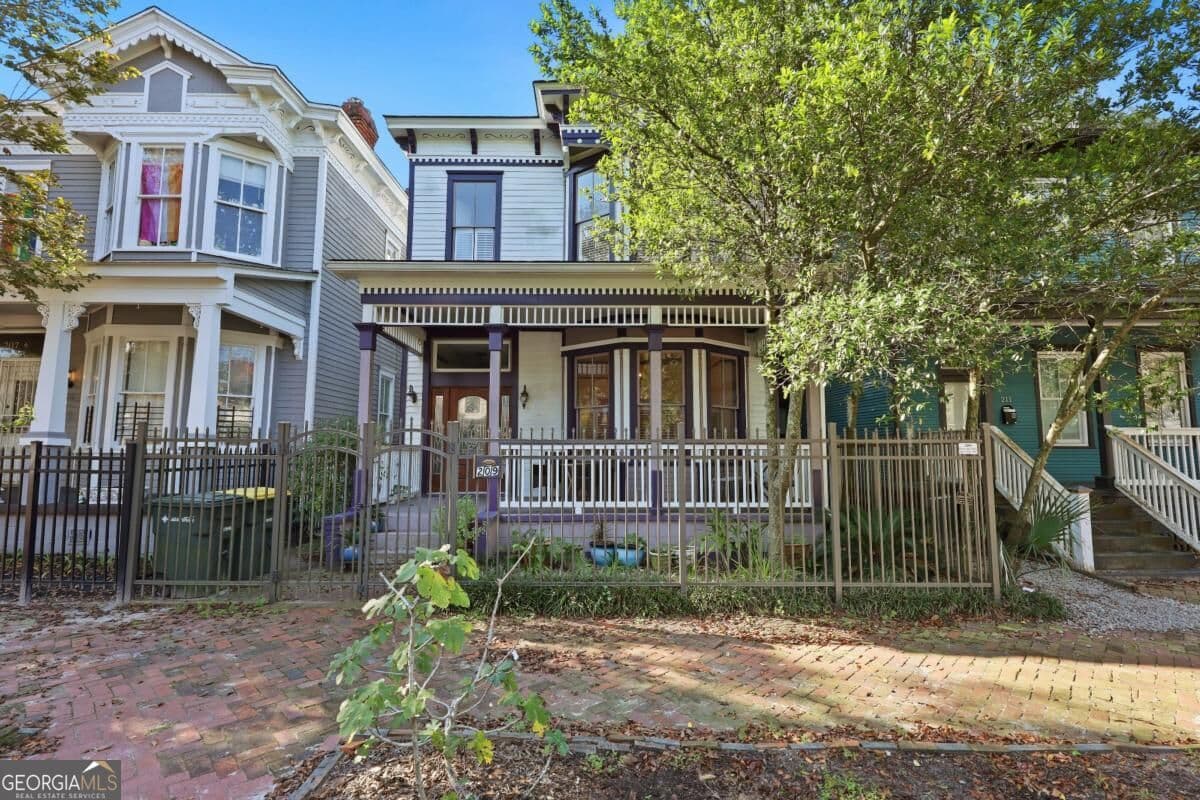 3 bedroom, 2.5 bathroom, 1,887 sq ft single family residence for sale at 209 W 38Th Street, Savannah, GA 31401 — photo 3