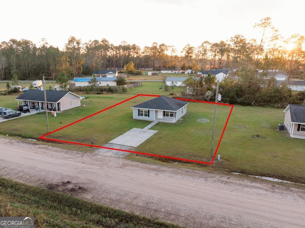 2 bedroom, 1 bathroom, 936 sq ft single family residence sold at 332 Peach Lane, Baxley, GA 31513