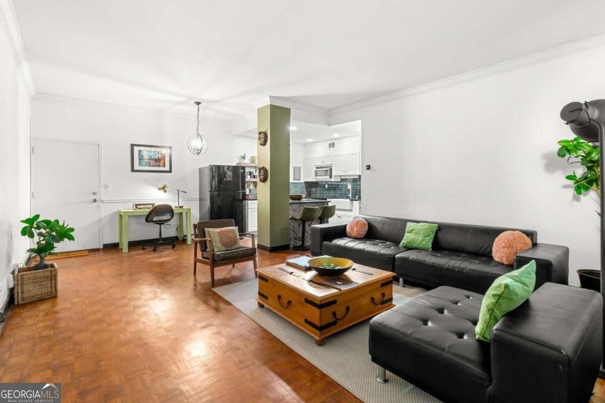 2 bedroom, 1 bathroom, 840 sq ft condominium for sale at 3060 Pharr Court North 216, Atlanta, GA 30305 — photo 3