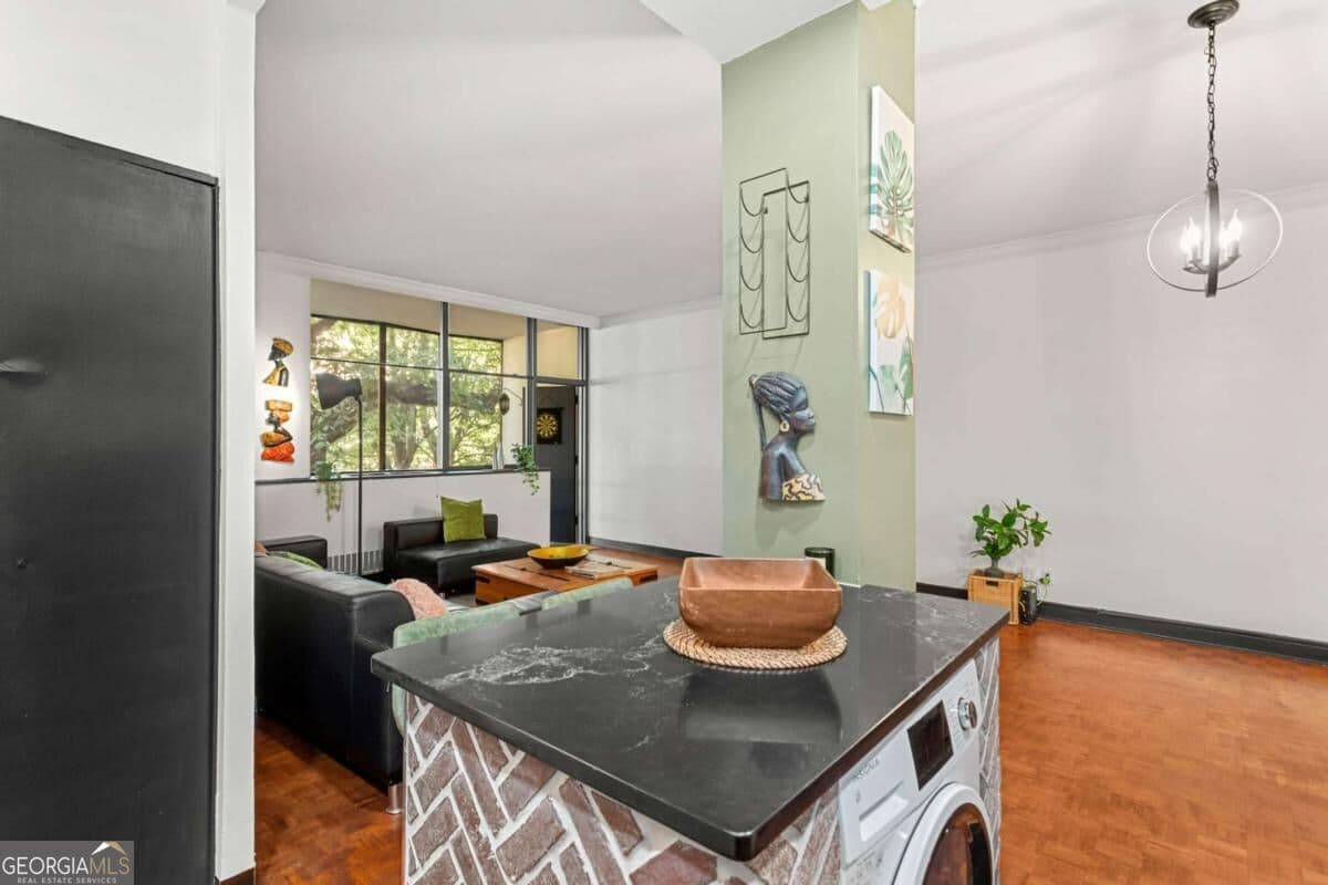 2 bedroom, 1 bathroom, 840 sq ft condominium for sale at 3060 Pharr Court North 216, Atlanta, GA 30305 — photo 9