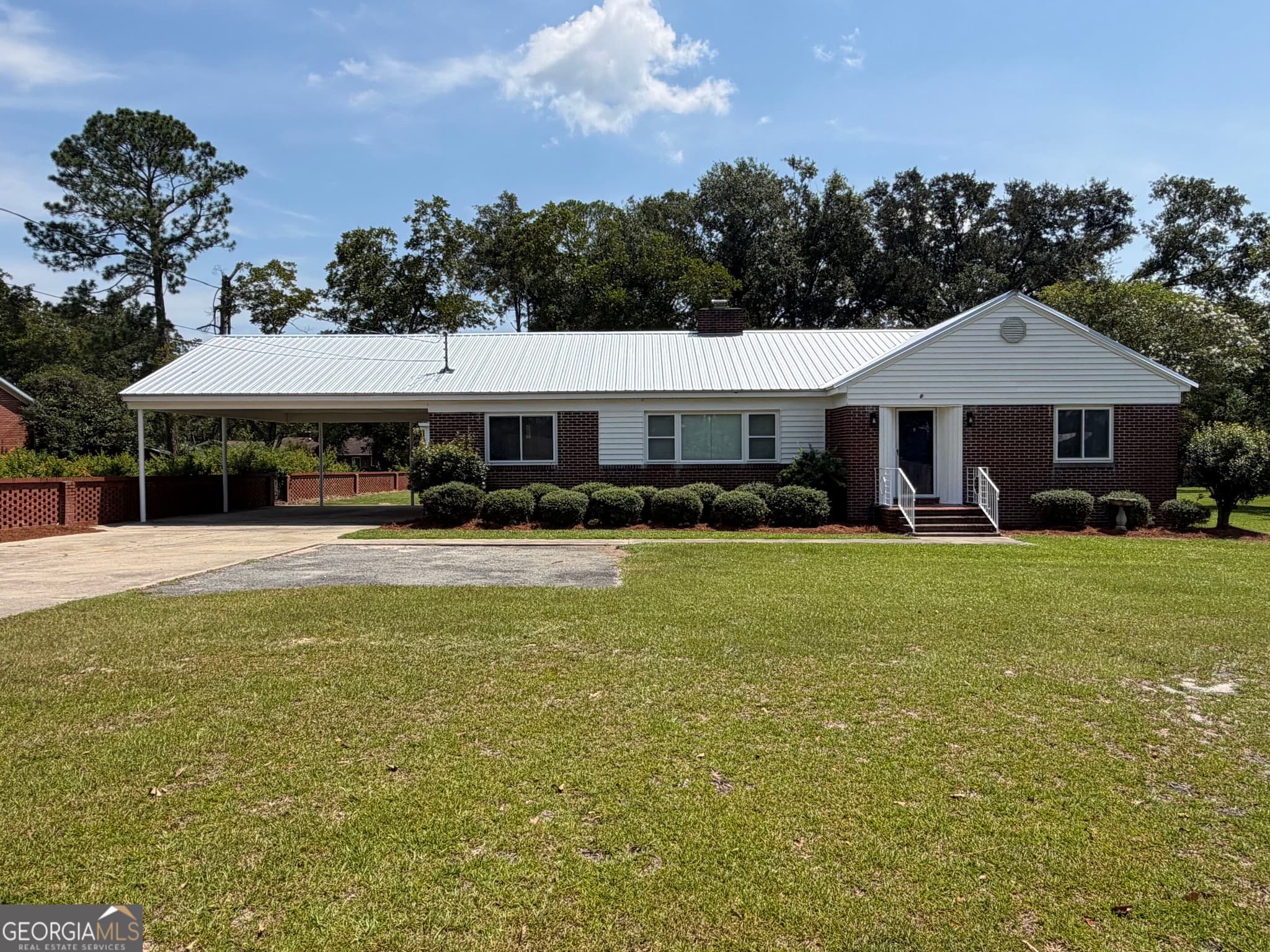 3 bedroom, 2 bathroom, 1,896 sq ft single family residence for sale at 380 N Lexington Street, Lyons, GA 30436 — photo 1 of 25