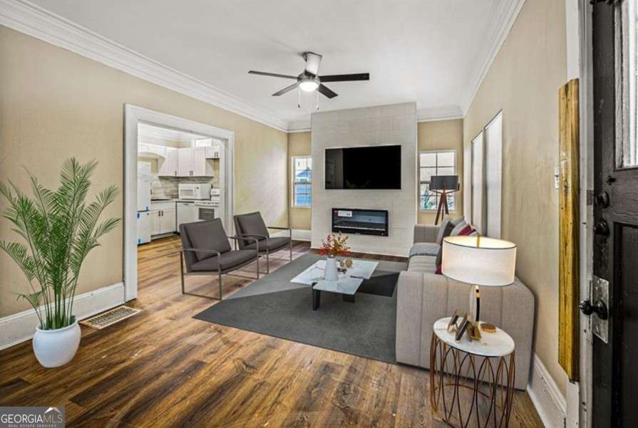 4 bedroom, 2 bathroom, 1,372 sq ft single family residence for sale at 684 S Elizabeth Place, Atlanta, GA 30318 — photo 4