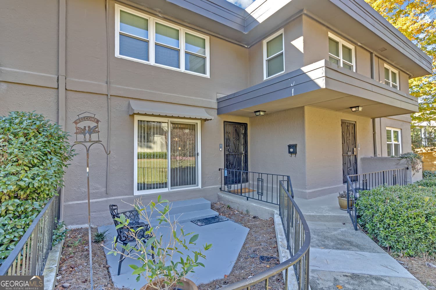2 bedroom, 1.5 bathroom, 1,168 sq ft condominium for sale at 276 Lakemoore Drive E, Atlanta, GA 30342 — photo 2