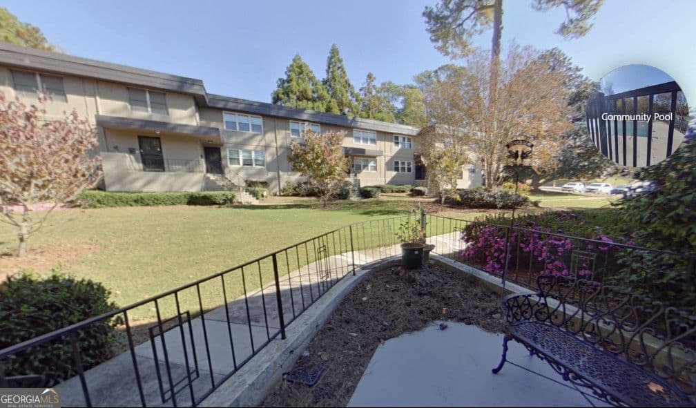 2 bedroom, 1.5 bathroom, 1,168 sq ft condominium for sale at 276 Lakemoore Drive E, Atlanta, GA 30342 — photo 3