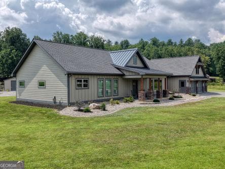 2 bedroom, 2.5 bathroom, 2,466 sq ft single family residence for sale at 186 Rice Landing Court, Hayesville, NC 28904
