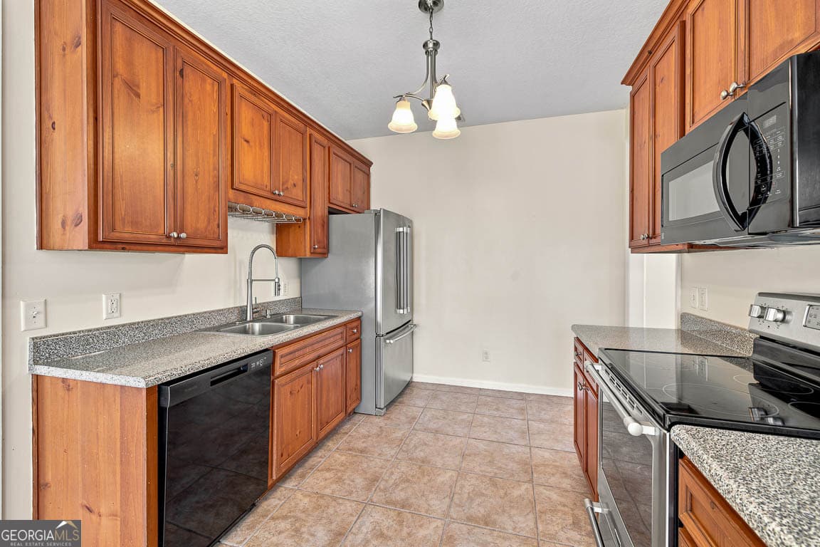 3 bedroom, 2 bathroom, 2,075 sq ft single family residence under contract at 148 Drayton Circle, Brunswick, GA 31525 — photo 6