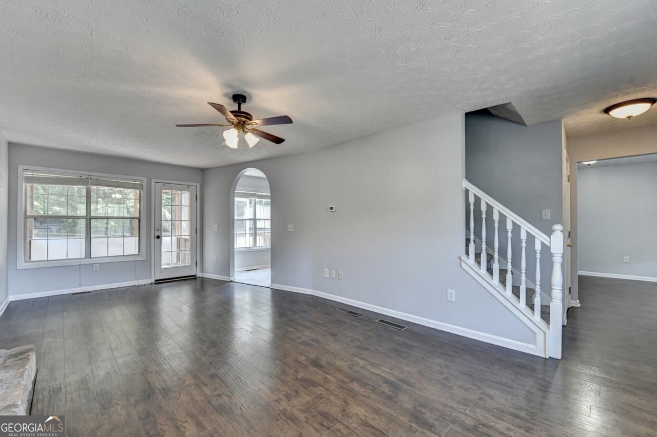 3 bedroom, 2.5 bathroom, 2,282 sq ft single family residence for sale at 3270 Spincaster Way, Loganville, GA 30052 — photo 6
