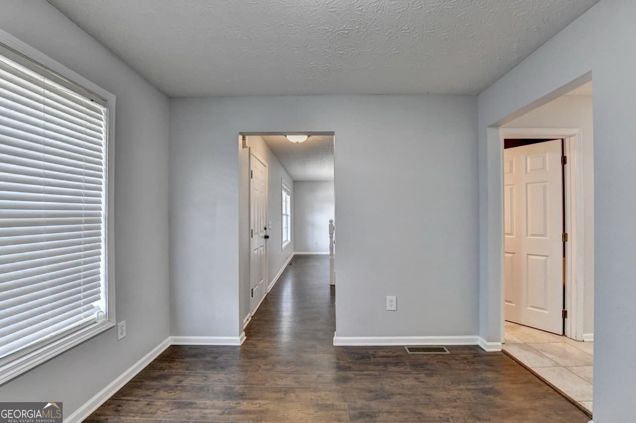 3 bedroom, 2.5 bathroom, 2,282 sq ft single family residence for sale at 3270 Spincaster Way, Loganville, GA 30052 — photo 7