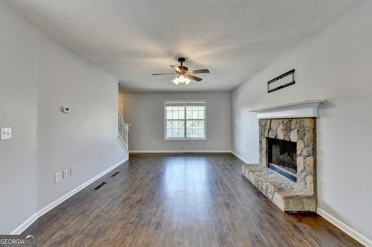 3 bedroom, 2.5 bathroom, 2,282 sq ft single family residence for sale at 3270 Spincaster Way, Loganville, GA 30052 — photo 3
