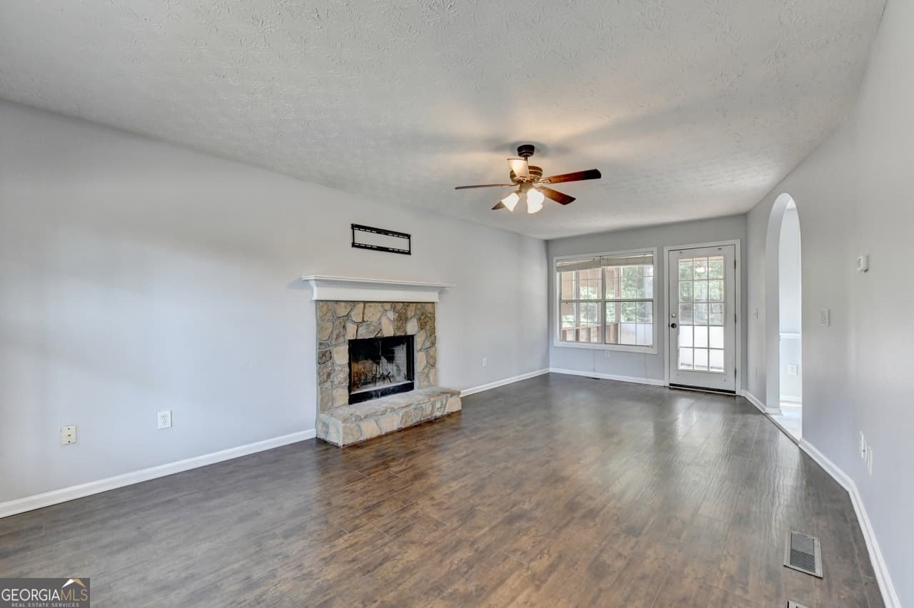 3 bedroom, 2.5 bathroom, 2,282 sq ft single family residence for sale at 3270 Spincaster Way, Loganville, GA 30052 — photo 5