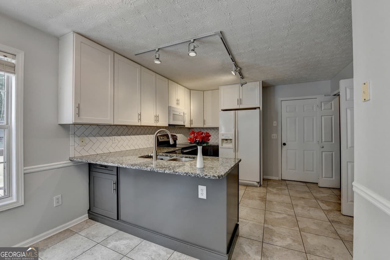 3 bedroom, 2.5 bathroom, 2,282 sq ft single family residence for sale at 3270 Spincaster Way, Loganville, GA 30052 — photo 10