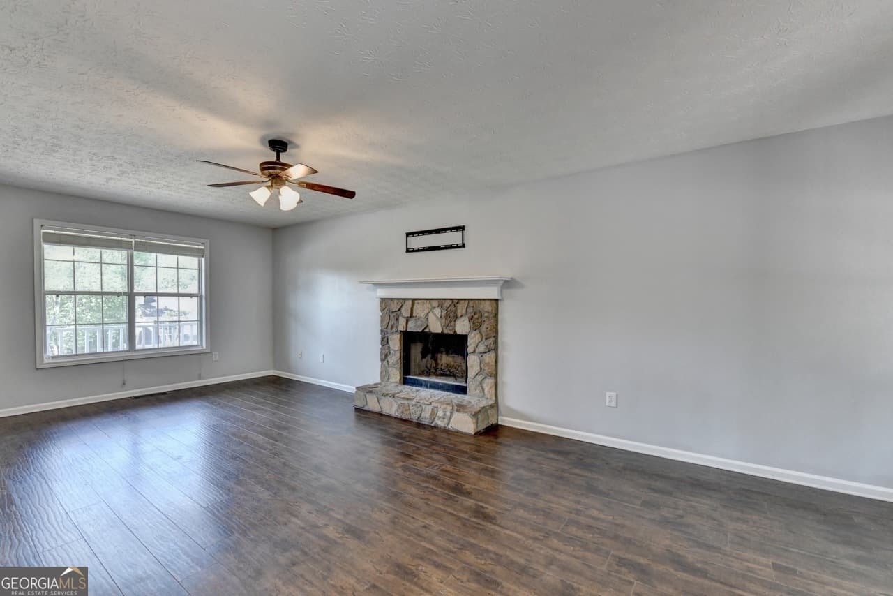3 bedroom, 2.5 bathroom, 2,282 sq ft single family residence for sale at 3270 Spincaster Way, Loganville, GA 30052 — photo 4