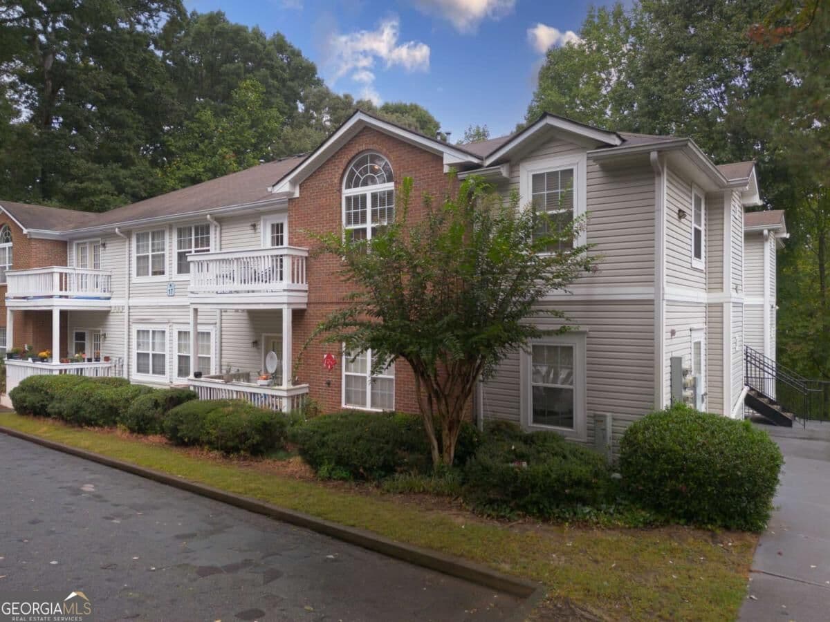 2 bedroom, 2 bathroom, 1,177 sq ft condominium for sale at 4006 Orchard Hill Terrace, Stone Mountain, GA 30083 — photo 1 of 33