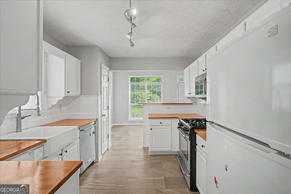 4 bedroom, 2.5 bathroom single family residence for rent at 665 Peachtree Trail Drive, Suwanee, GA 30024 for $2,400 a month — photo 9