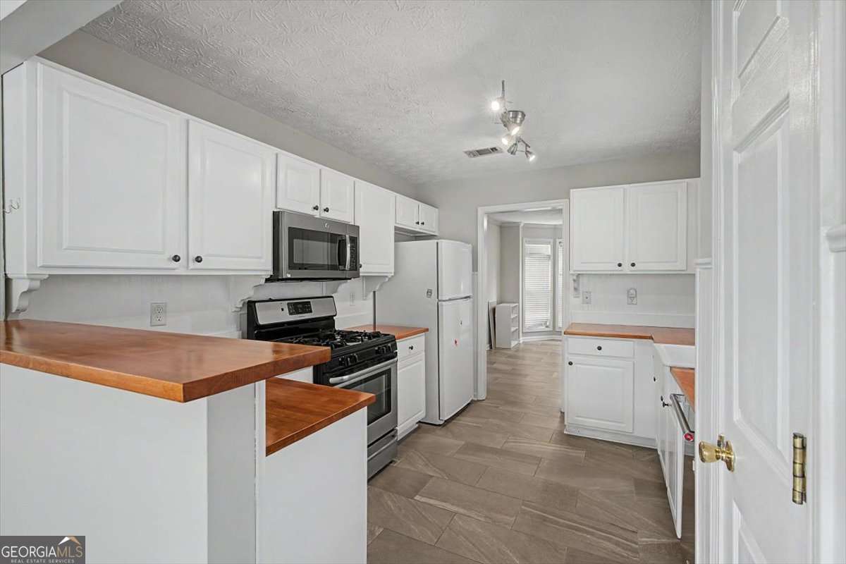 4 bedroom, 2.5 bathroom single family residence for rent at 665 Peachtree Trail Drive, Suwanee, GA 30024 for $2,400 a month — photo 10