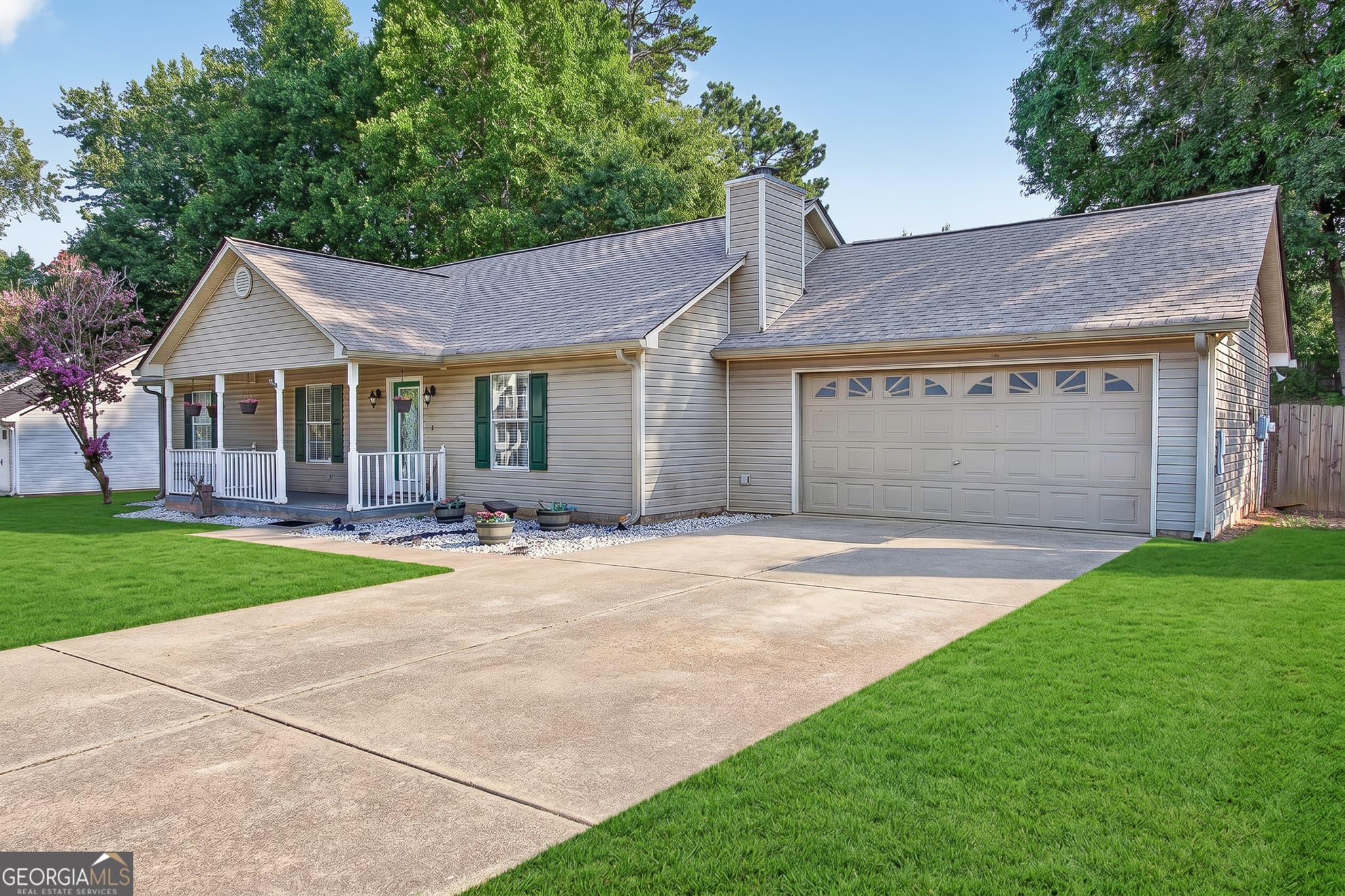 3 bedroom, 2 bathroom, 1,435 sq ft single family residence for sale at 932 Century Oak Drive, Winder, GA 30680 — photo 2