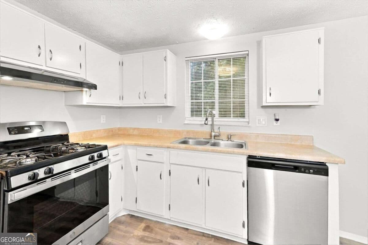 3 bedroom, 3 bathroom single family residence for rent at 5131 Rockborough Trail, Norcross, GA 30071 for $2,355 a month — photo 3