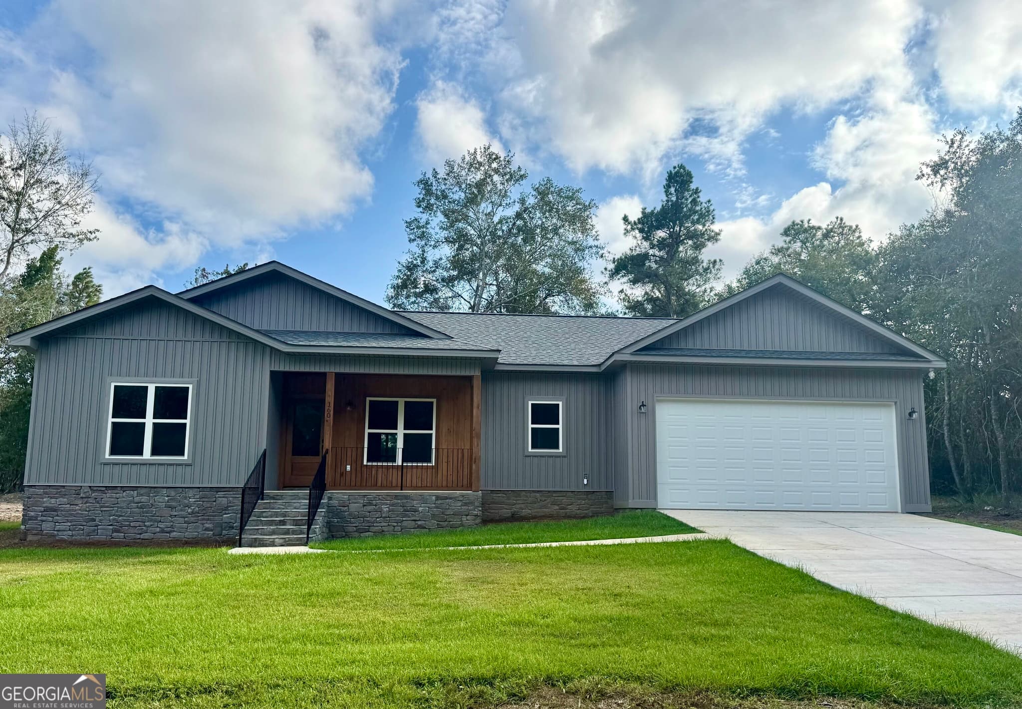 3 bedroom, 2 bathroom, 1,776 sq ft single family residence for sale at 160 Wood Oak Circle, Cochran, GA 31014 — photo 1 of 30
