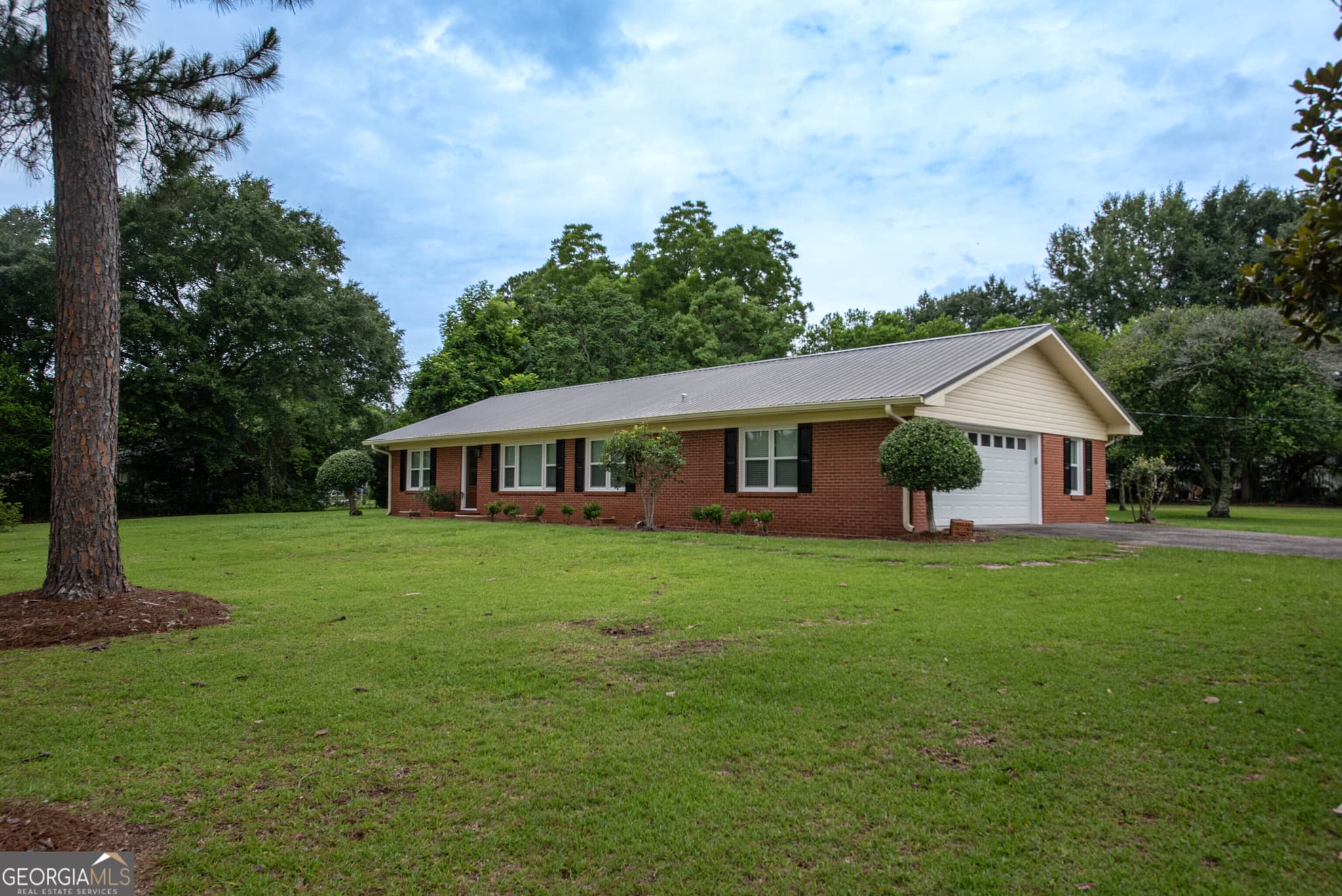 3 bedroom, 2 bathroom, 1,869 sq ft single family residence for sale at 281 Peggy Drive, Fort Valley, GA 31030 — photo 2