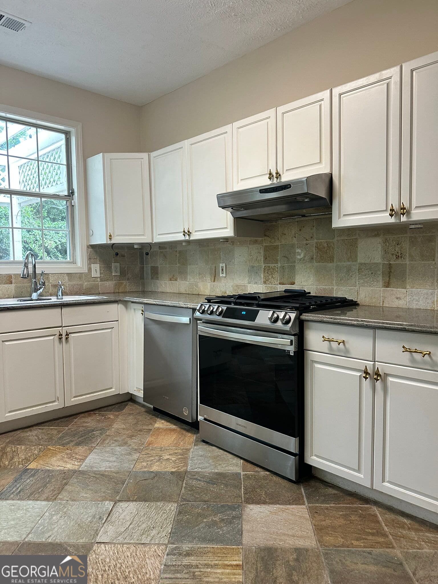 3 bedroom, 2.5 bathroom, 1,773 sq ft single family residence for rent at 2340 Bretdale Road, Duluth, GA 30096 for $2,395 a month — photo 2