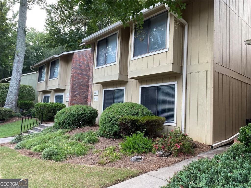 2 bedroom, 2 bathroom, 1,292 sq ft condominium for rent at 2207 Surrey Court, Marietta, GA 30067 for $1,650 a month — photo 1 of 1