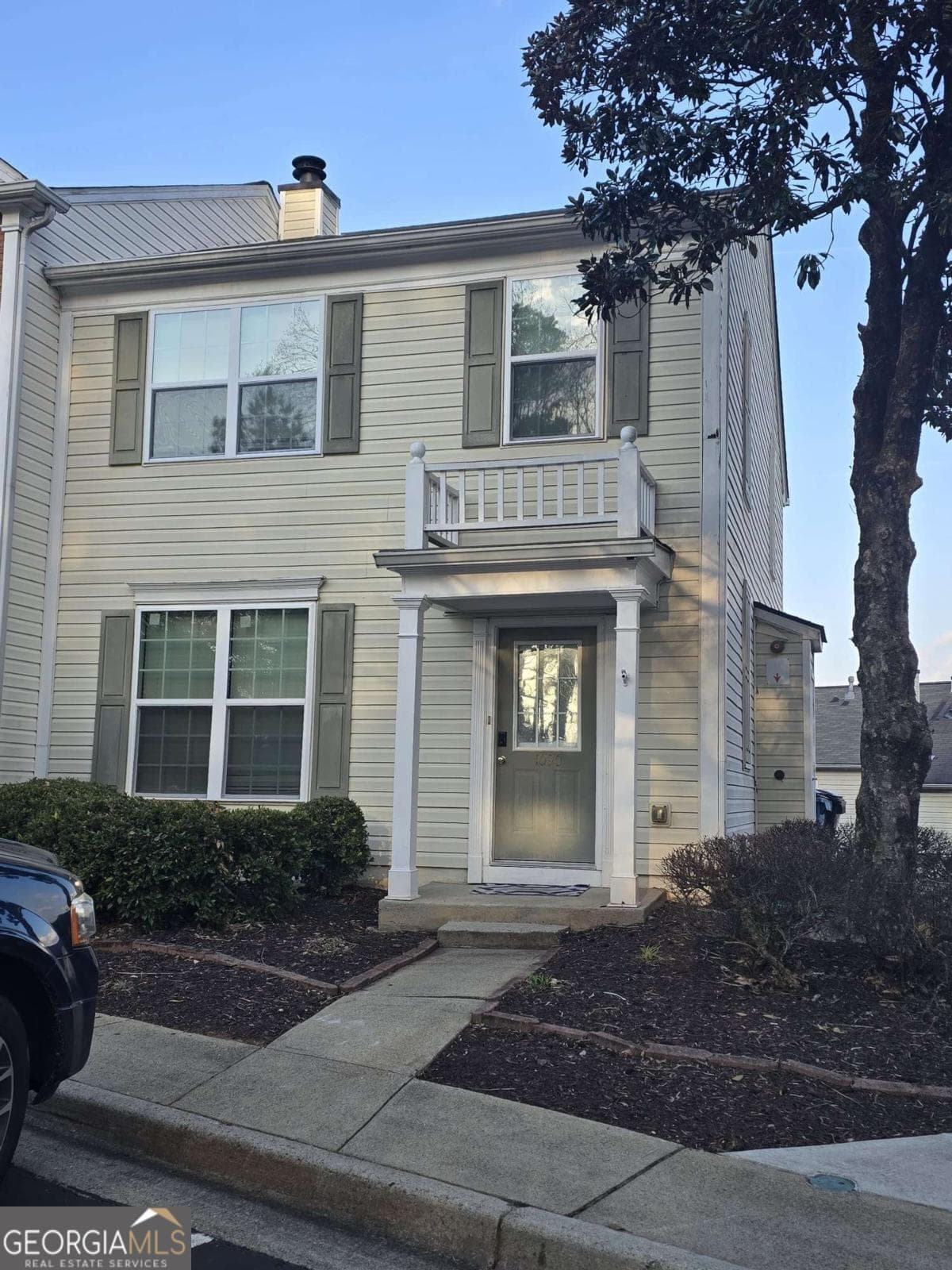 3 bedroom, 2.5 bathroom, 1,370 sq ft townhouse for sale at 1090 Kilmington Court 8, Alpharetta, GA 30009 — photo 1 of 28