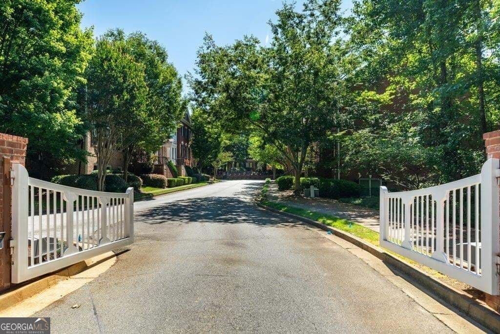 2 bedroom, 2.5 bathroom, 2,595 sq ft townhouse for sale at 1607 Waters Edge Trail, Roswell, GA 30075 — photo 3