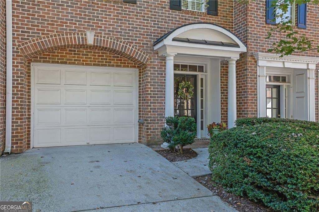 2 bedroom, 2.5 bathroom, 2,595 sq ft townhouse for sale at 1607 Waters Edge Trail, Roswell, GA 30075 — photo 1 of 42