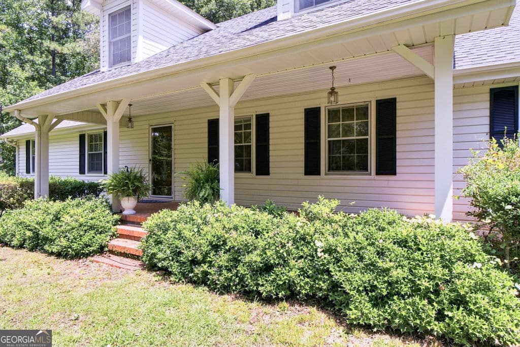 3 bedroom, 2 bathroom, 2,083 sq ft single family residence for sale at 160 Caldwell Road, Griffin, GA 30223 — photo 4