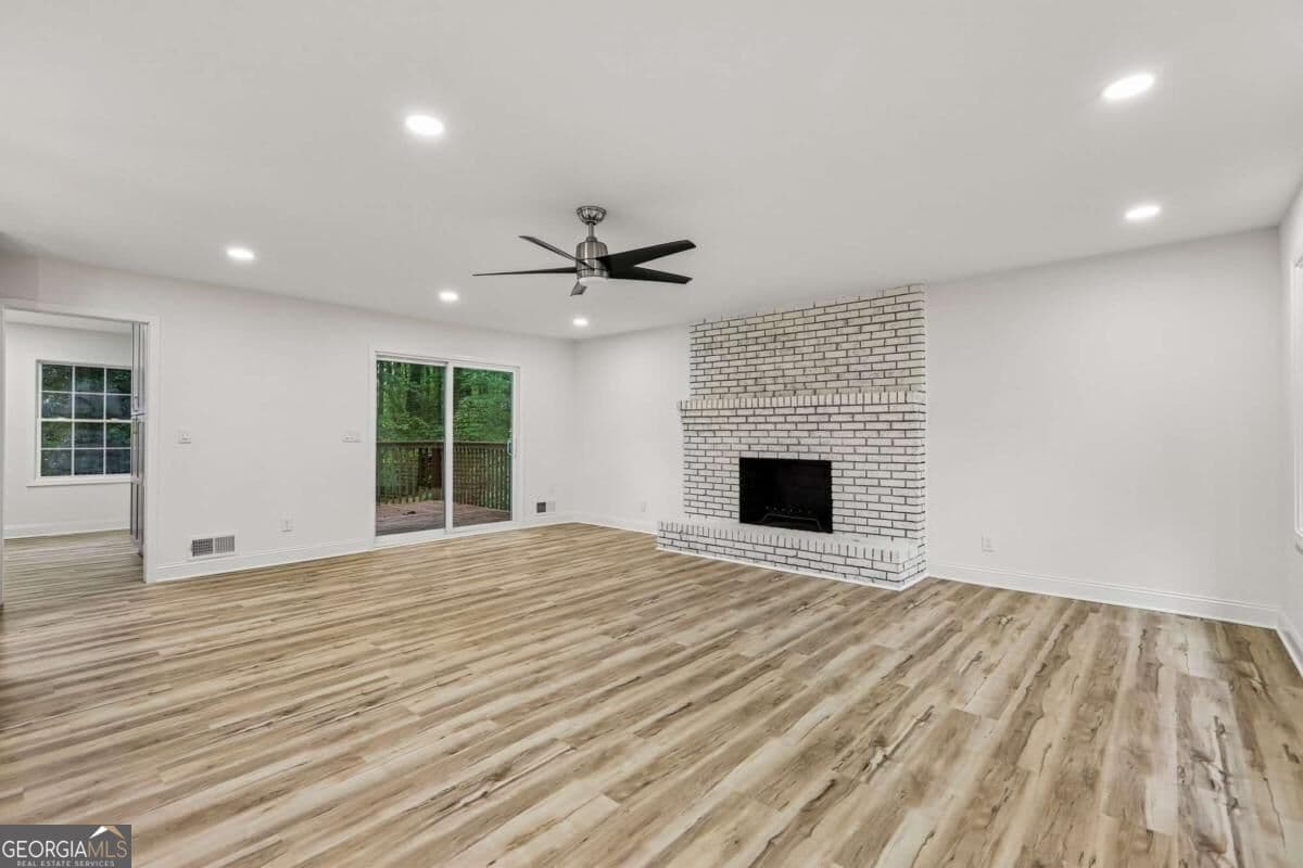 3 bedroom, 2 bathroom, 1,656 sq ft single family residence for sale at 250 King Arthur Drive, Woodstock, GA 30189 — photo 3