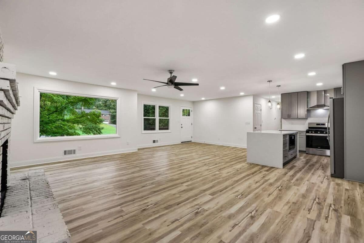 3 bedroom, 2 bathroom, 1,656 sq ft single family residence for sale at 250 King Arthur Drive, Woodstock, GA 30189 — photo 5