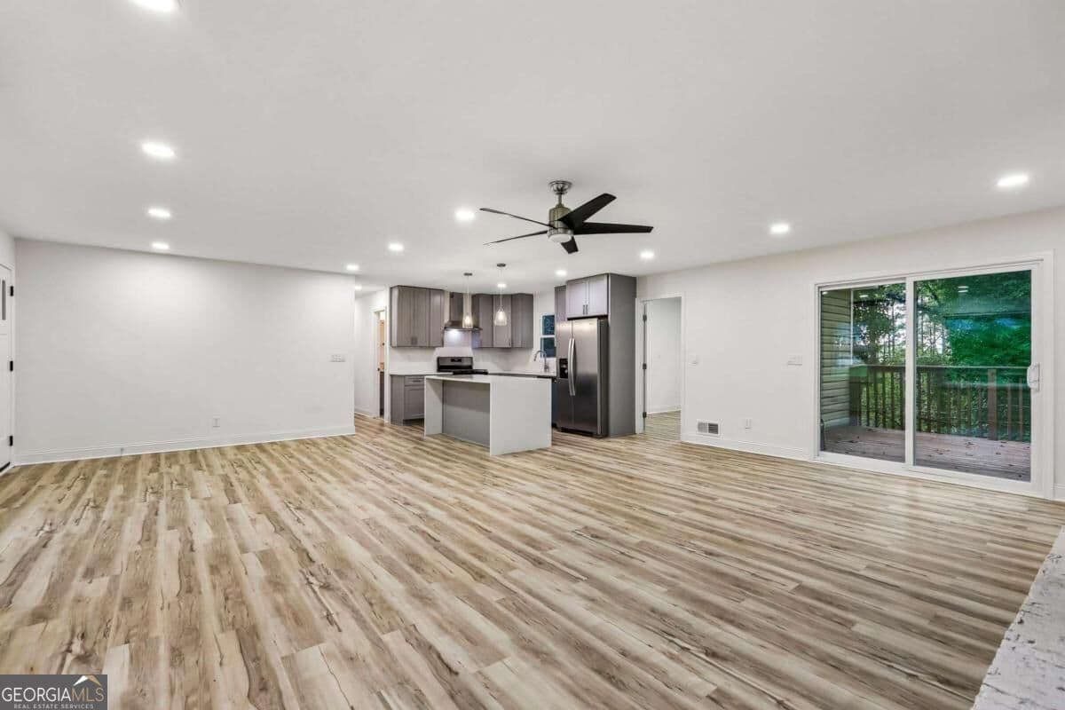 3 bedroom, 2 bathroom, 1,656 sq ft single family residence for sale at 250 King Arthur Drive, Woodstock, GA 30189 — photo 4