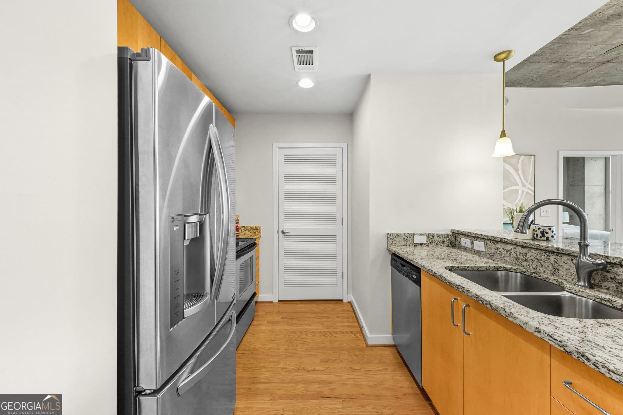 2 bedroom, 2 bathroom, 1,003 sq ft condominium for sale at 250 Pharr Road APT 1609, Atlanta, GA 30305 — photo 3