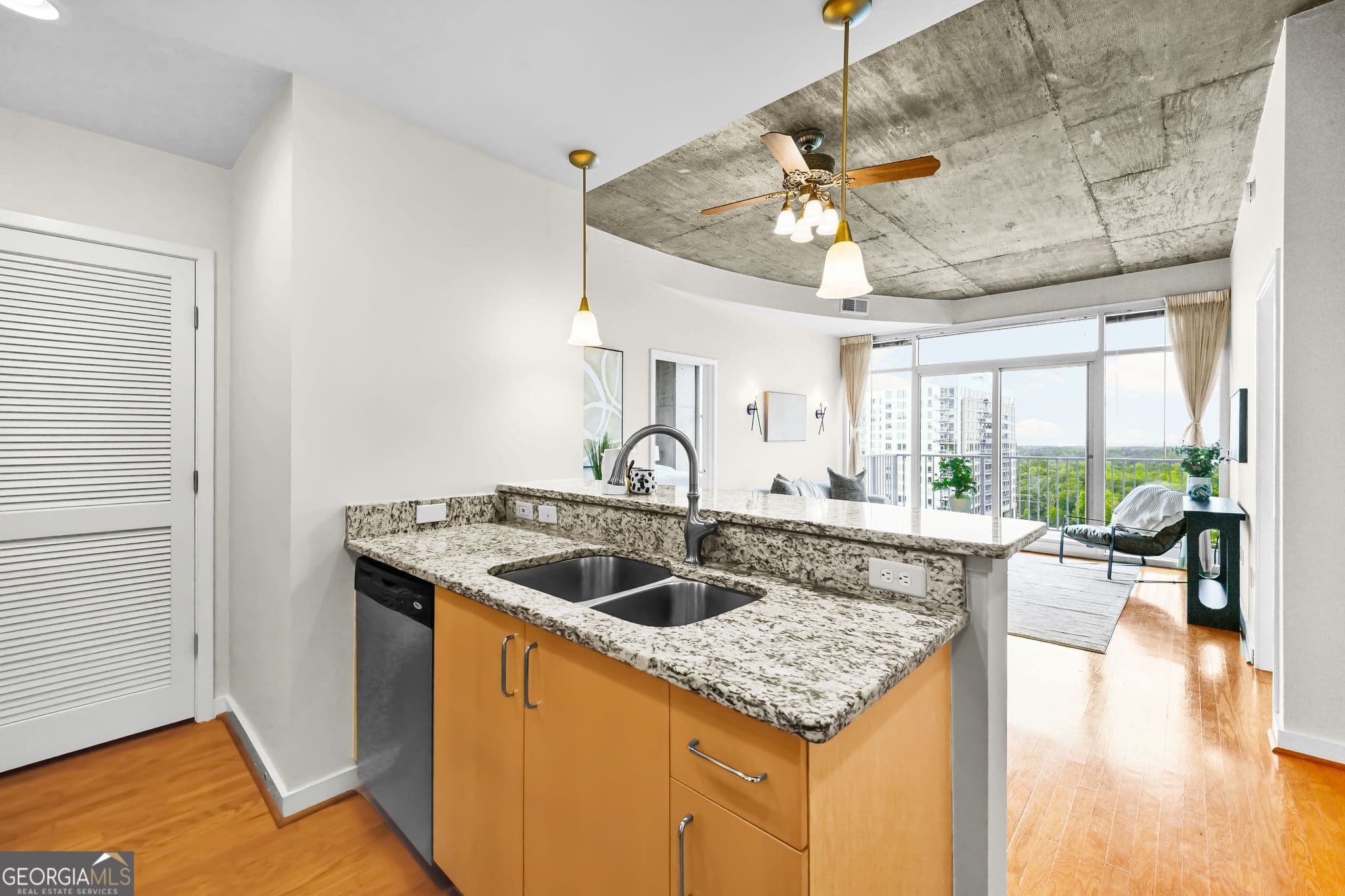 2 bedroom, 2 bathroom, 1,003 sq ft condominium for sale at 250 Pharr Road APT 1609, Atlanta, GA 30305 — photo 1 of 37