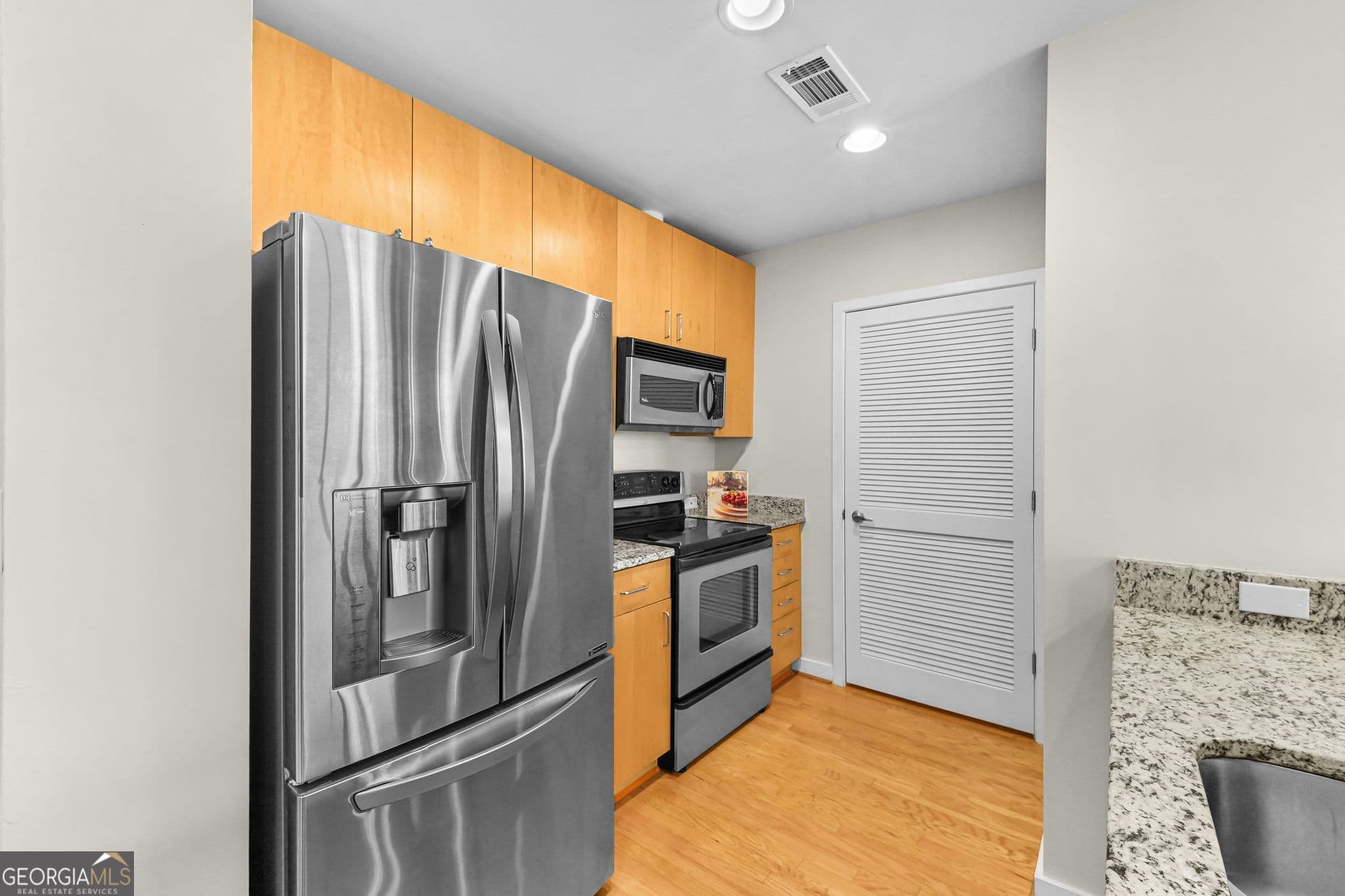 2 bedroom, 2 bathroom, 1,003 sq ft condominium for sale at 250 Pharr Road APT 1609, Atlanta, GA 30305 — photo 4