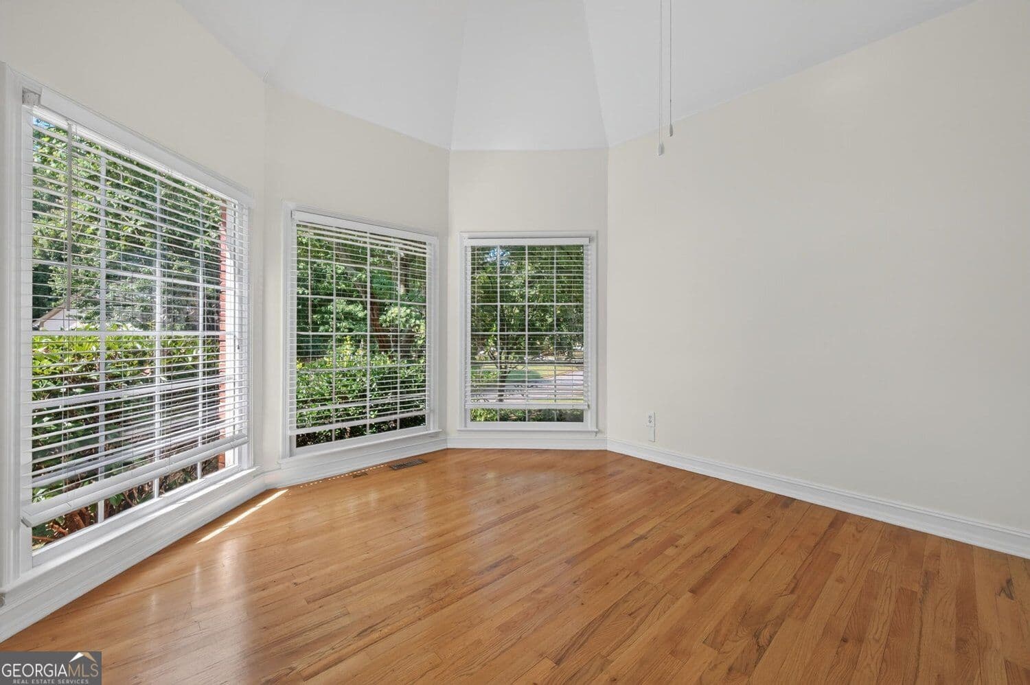 5 bedroom, 4.5 bathroom, 4,747 sq ft single family residence for sale at 6415 Wenham Court, Cumming, GA 30040 — photo 4