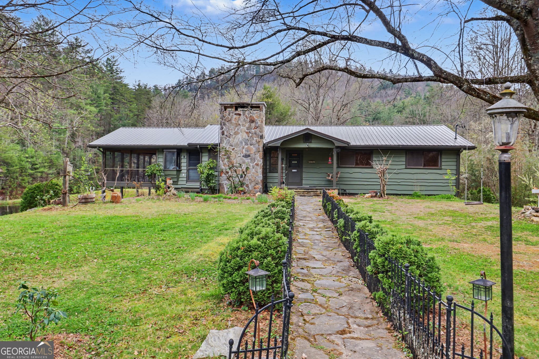 3 bedroom, 2 bathroom, 1,594 sq ft cabin,single family residence for sale at 11868 Warwoman Road, Clayton, GA 30525 — photo 5
