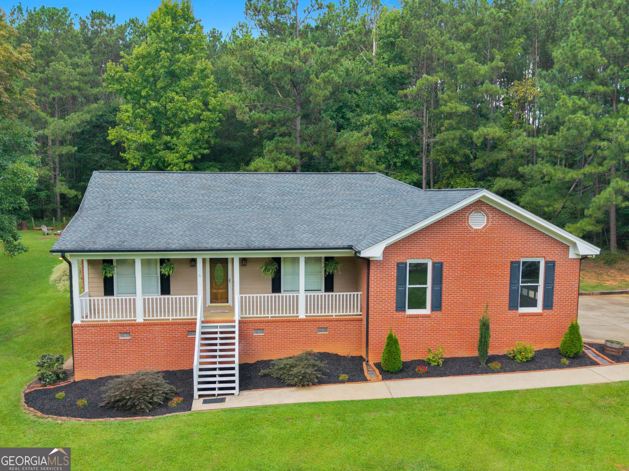 3 bedroom, 2 bathroom, 2,035 sq ft single family residence for sale at 517 Hamlin Road, Jackson, GA 30233 — photo 2