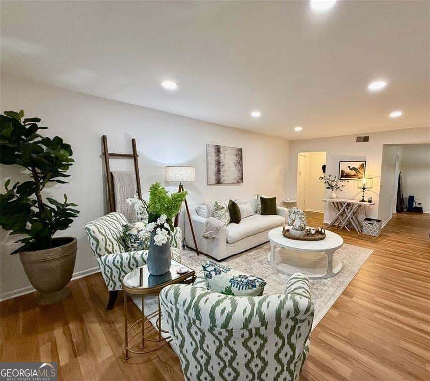 3 bedroom, 2 bathroom, 1,469 sq ft condominium for sale at 6851 Roswell Road N-20, Sandy Springs, GA 30328 — photo 3