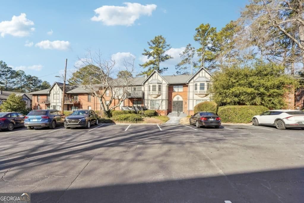 3 bedroom, 2 bathroom, 1,469 sq ft condominium for sale at 6851 Roswell Road N-20, Sandy Springs, GA 30328 — photo 1 of 39