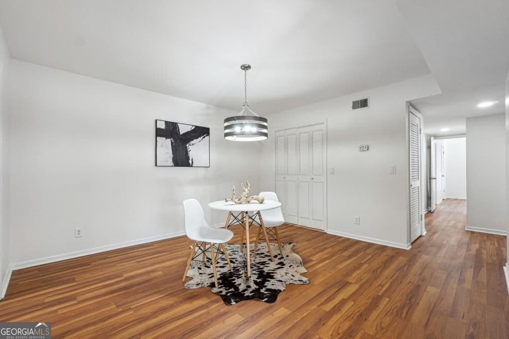 3 bedroom, 2 bathroom, 1,469 sq ft condominium for sale at 6851 Roswell Road N-20, Sandy Springs, GA 30328 — photo 8