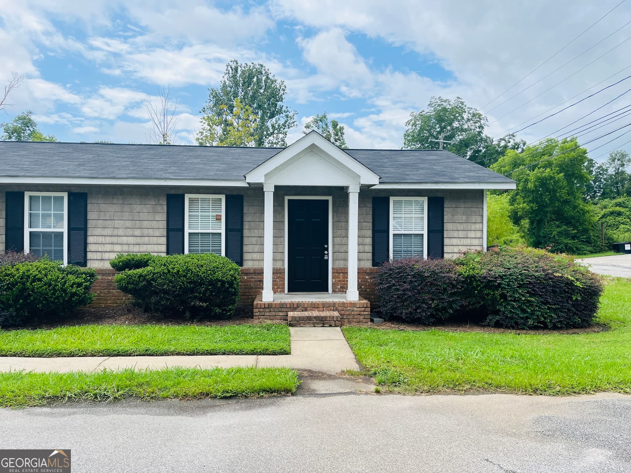 1 bedroom, 1 bathroom, 600 sq ft duplex for rent at 47 Robinson Street 42B, Newnan, GA 30263 for $950 a month — photo 1 of 13