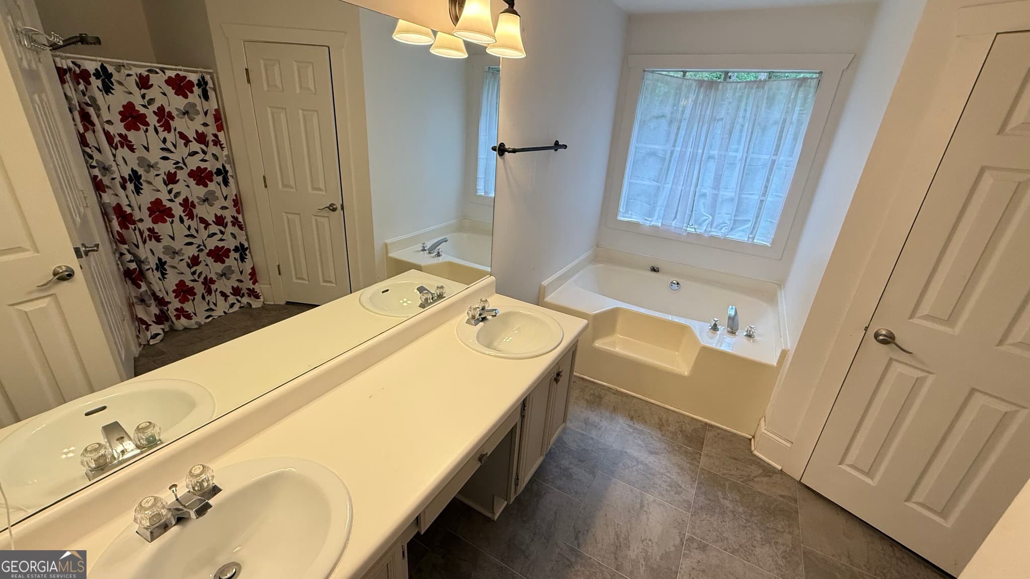 6 bedroom, 2.5 bathroom, 850 sq ft single family residence for sale at 4041 Brittan Glade Trail, Snellville, GA 30039 — photo 9